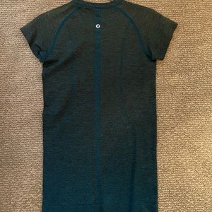 LULULEMON SWIFTLY TECH SHORT SLEEVE SHIRT BLUE/GREEN SIZE 2